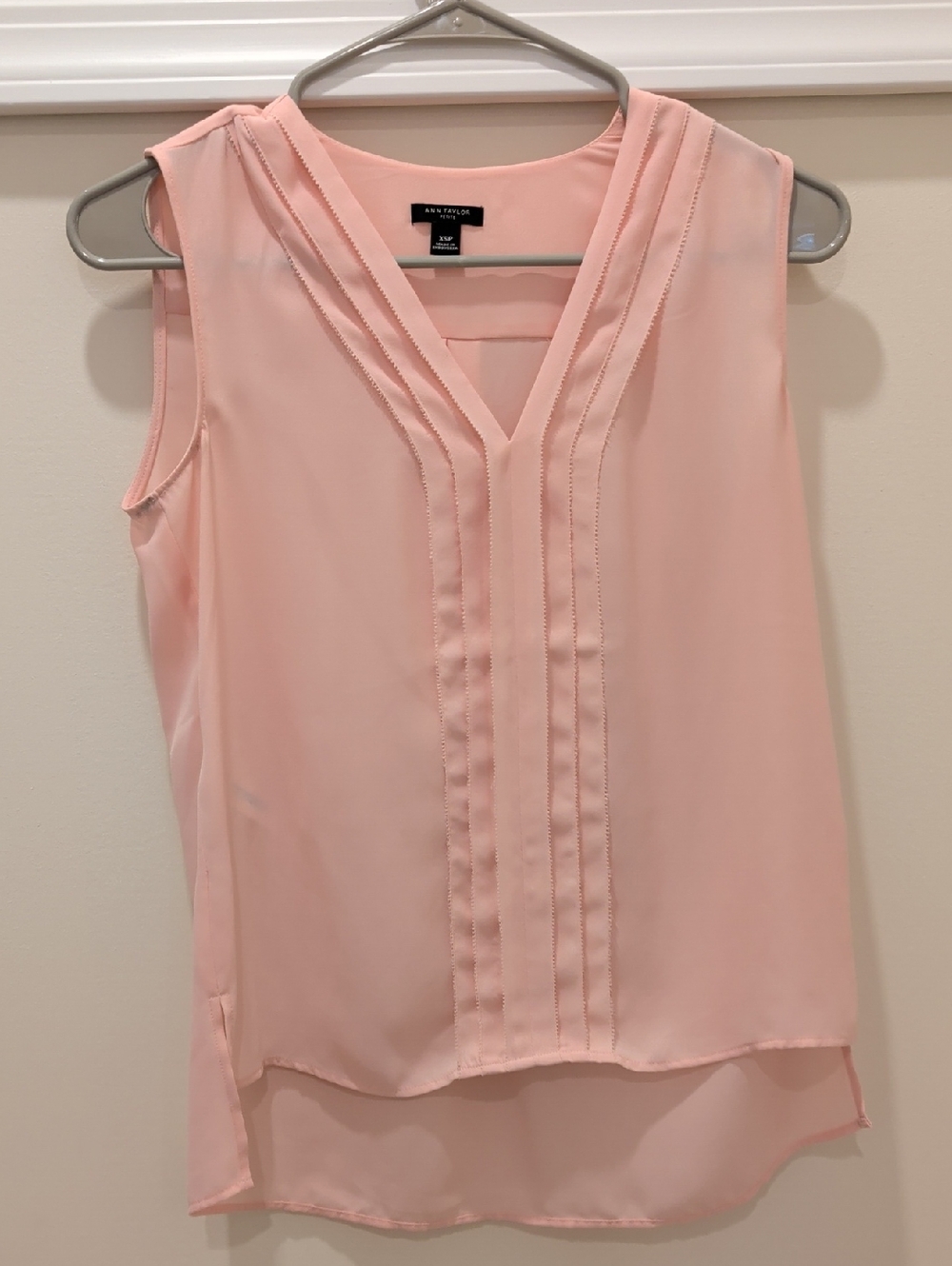 Ann Taylor Petite Sleeveless V-Neck Blouse in Blush Pink